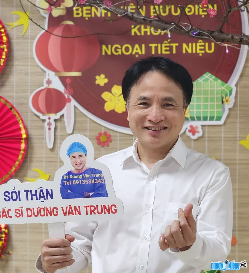Doctor Duong Van Trung works at the Department of Urology and Post Office Hospital