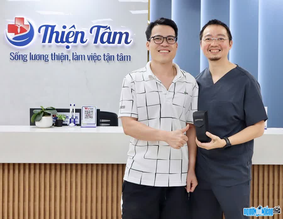 Bác sĩ Trần Đức Cảnh chụp ảnh cùng bệnh nhân tại phòng khám Thiện Tâm