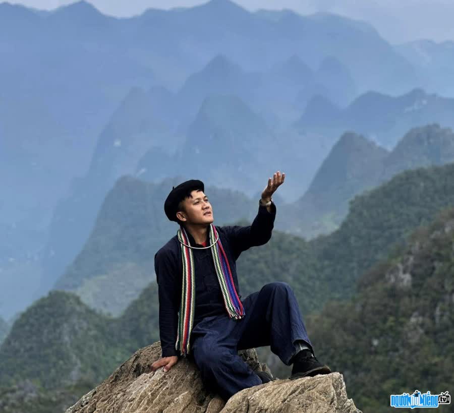 TikToker Sùng Mạnh Hùng (Hùng Hà Giang) đưa hình ảnh thân thiện đến với du khách quốc tế