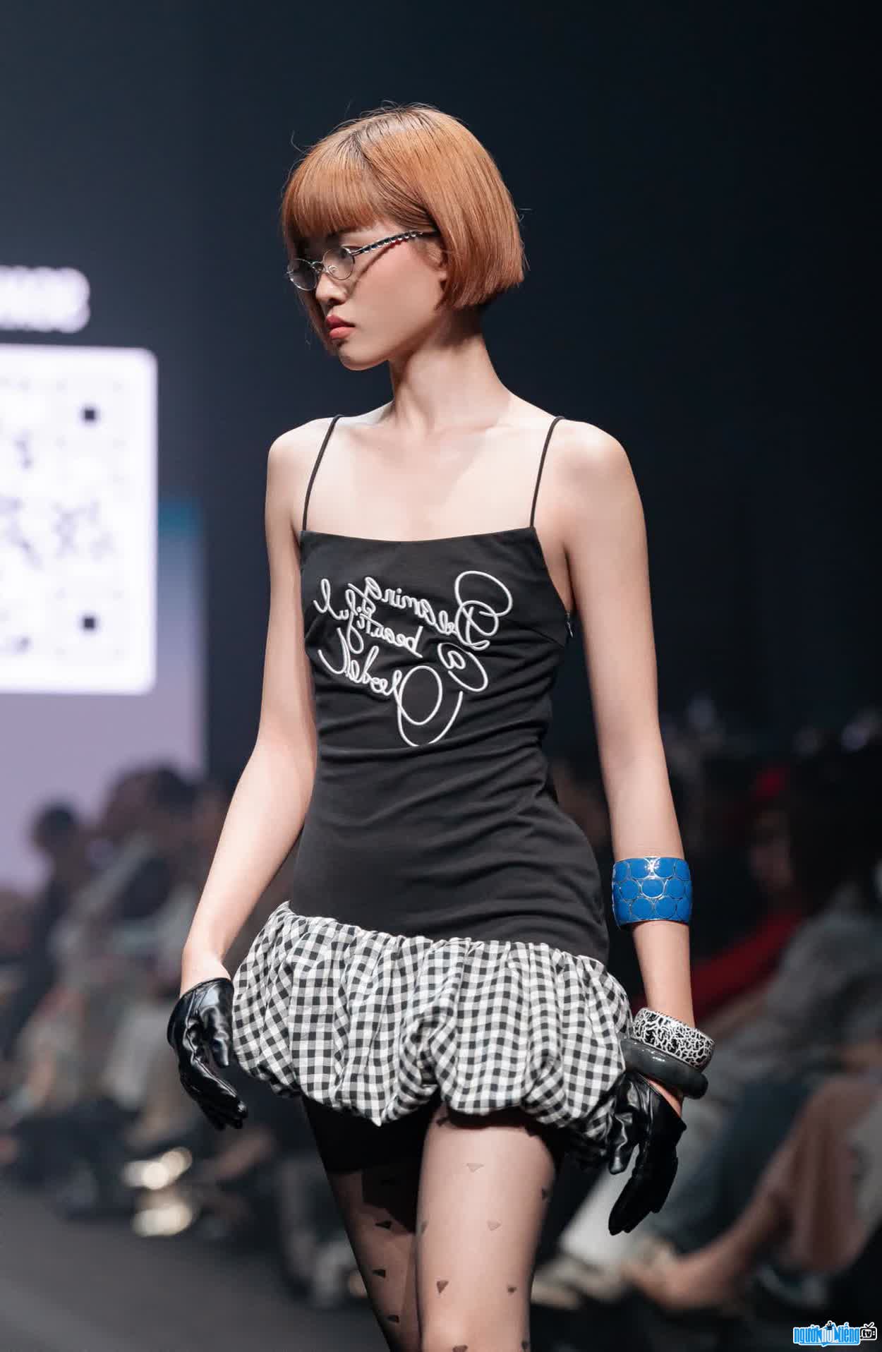 Hình ảnh An Phạm trên sàn catwalk