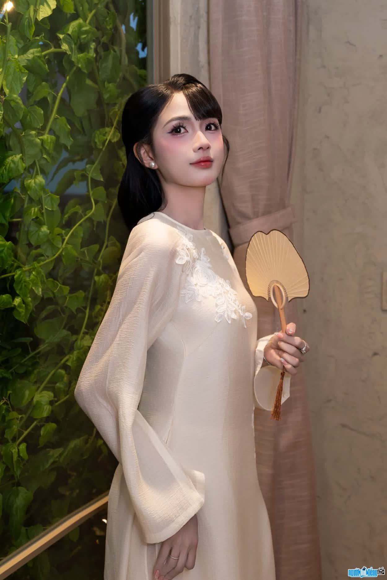 Hình ảnh Gabriella Bui duyên dáng trong tà áo dài