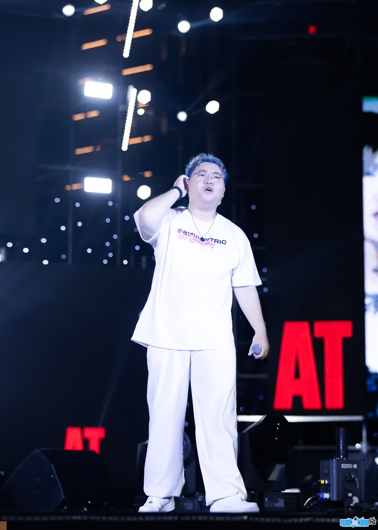 Hình ảnh rapper Tọi trên sân khấu