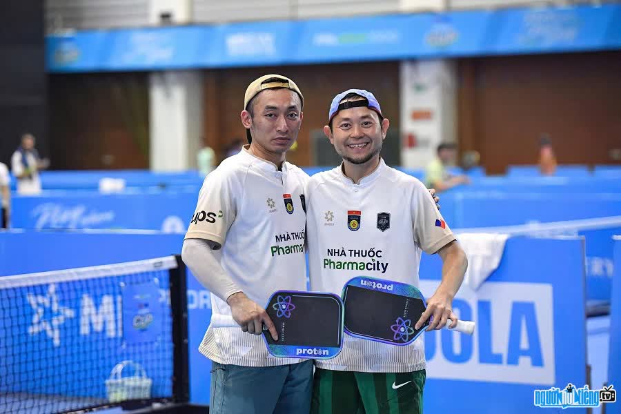 VĐV Pickleball Trần Đức Phong (Phong Coca) chụp hình cùng đồng đội