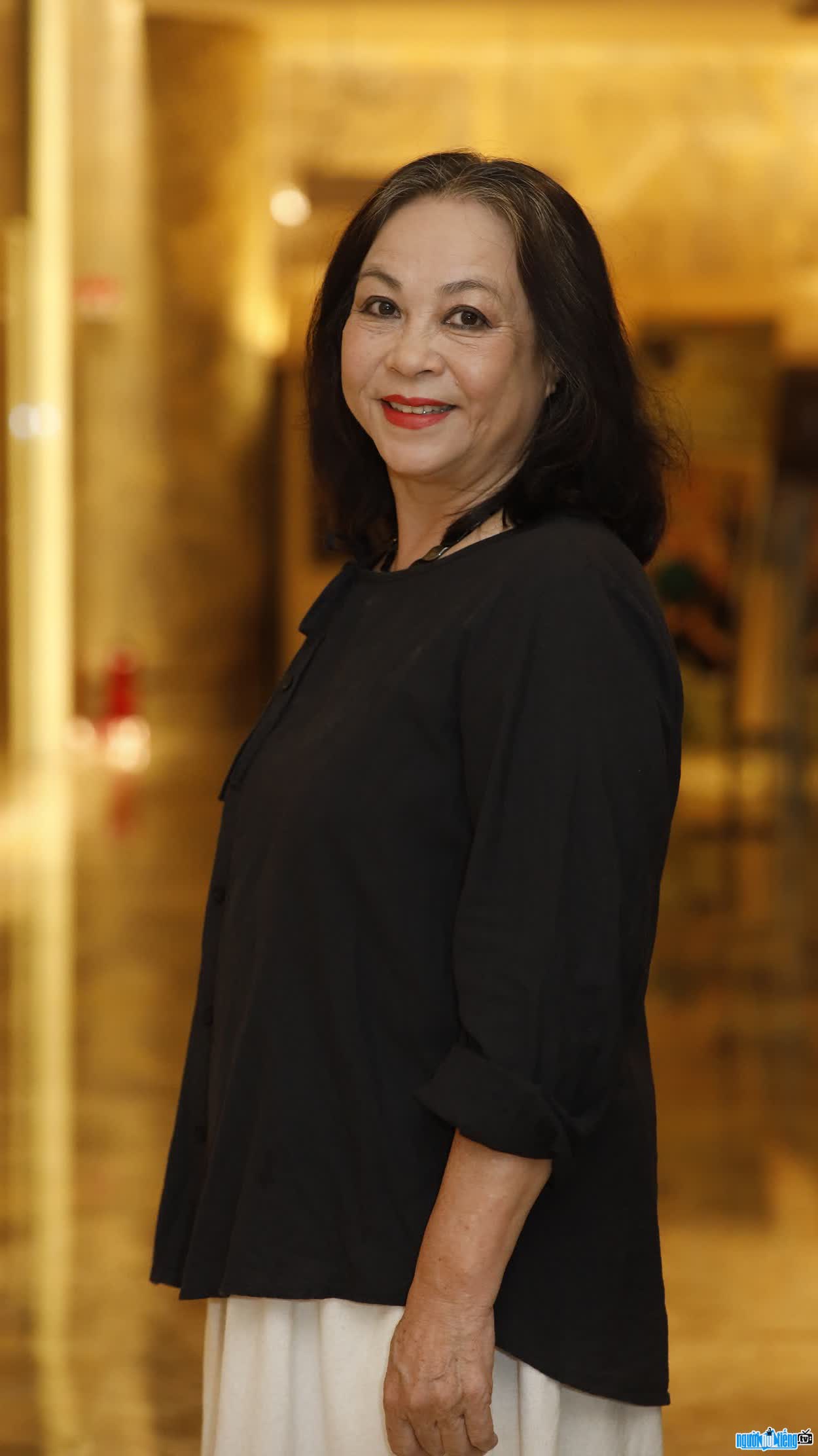 Images of Meritorious Artist Thanh Quy in the role of Mrs. Truc