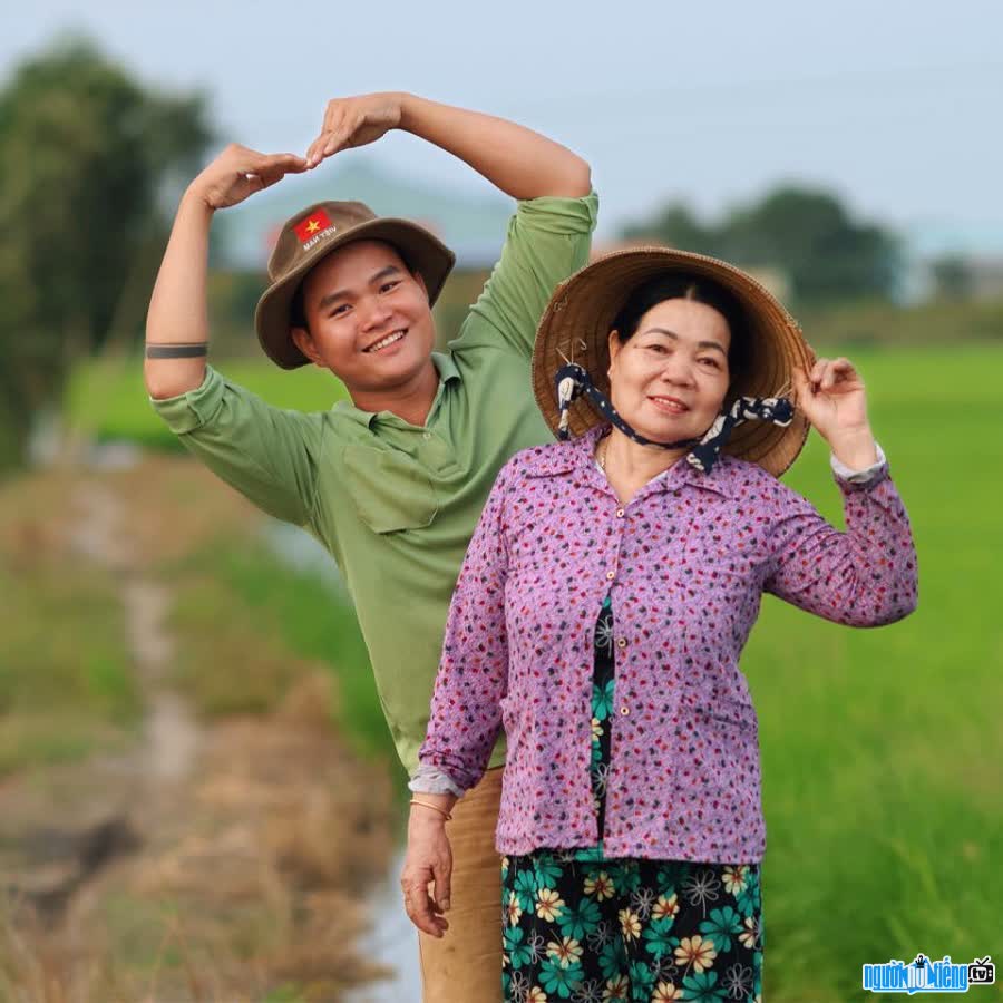 TikToker Hieu in the Countryside with his mother is loved by the online community