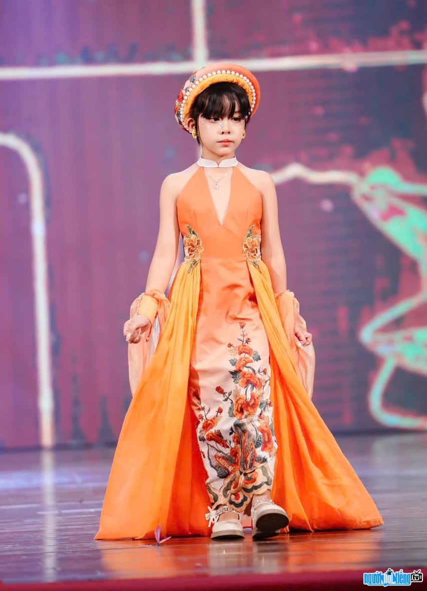 Image of Vu Tu Linh confident on the catwalk