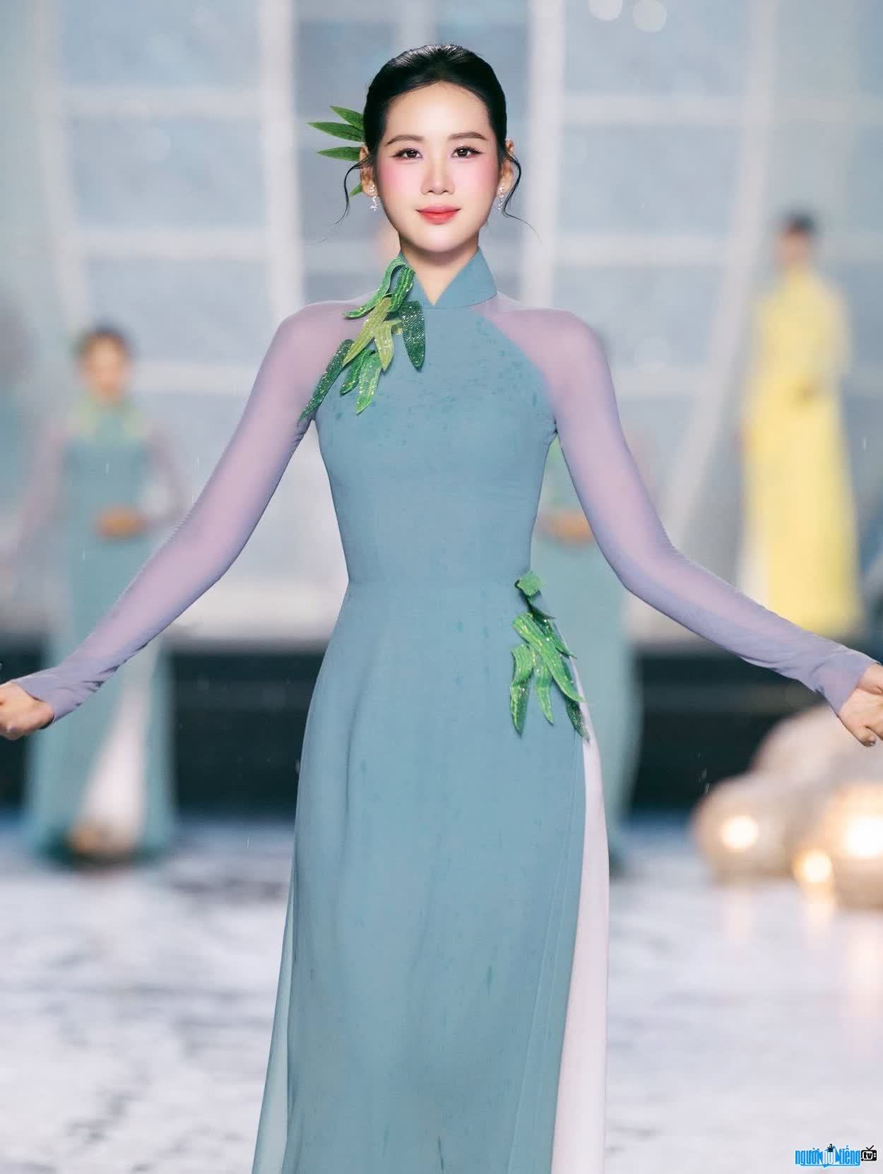 Hình ảnh duyên dáng trên sàn catwalk