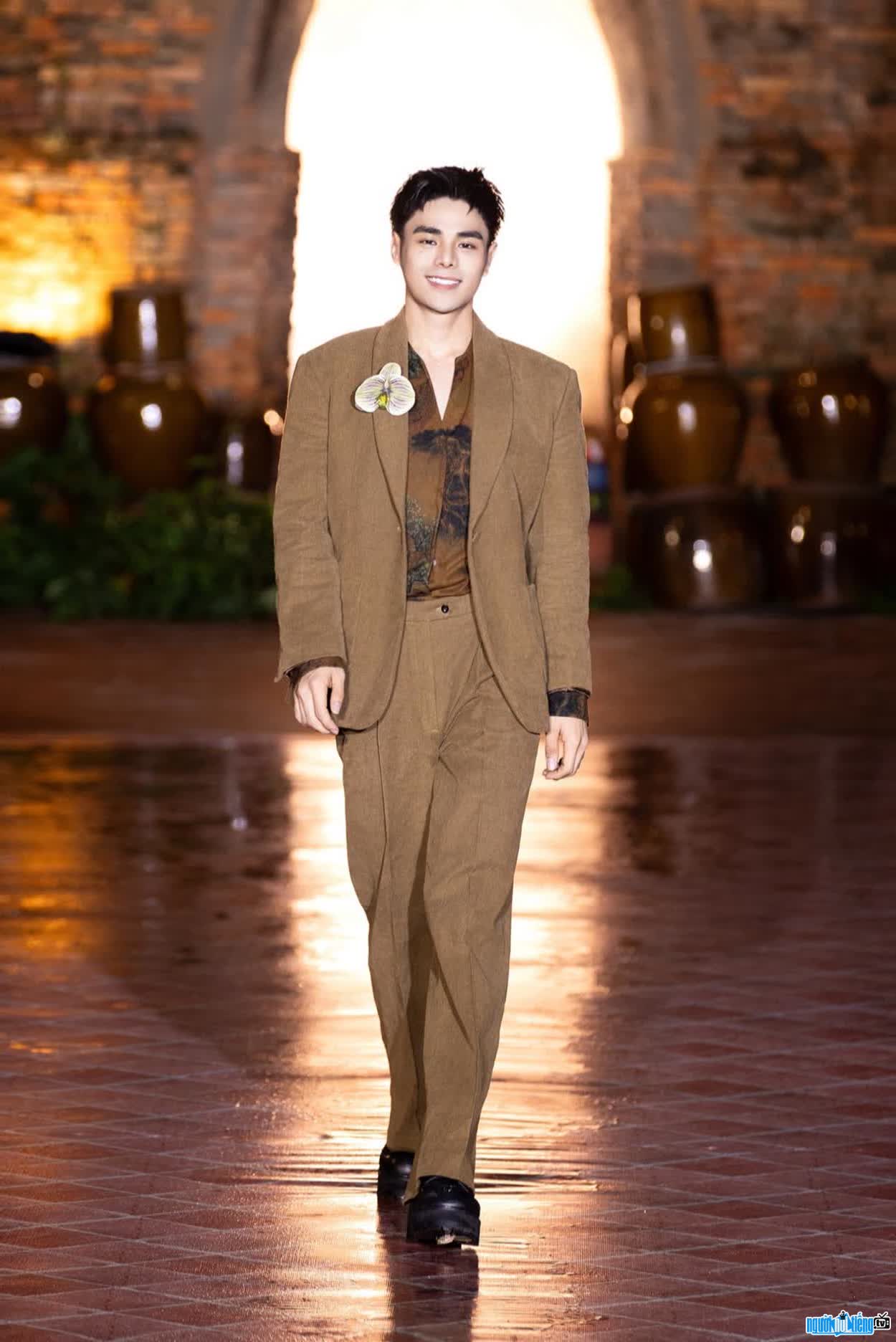 Image of Lam Thoai Anh on the catwalk