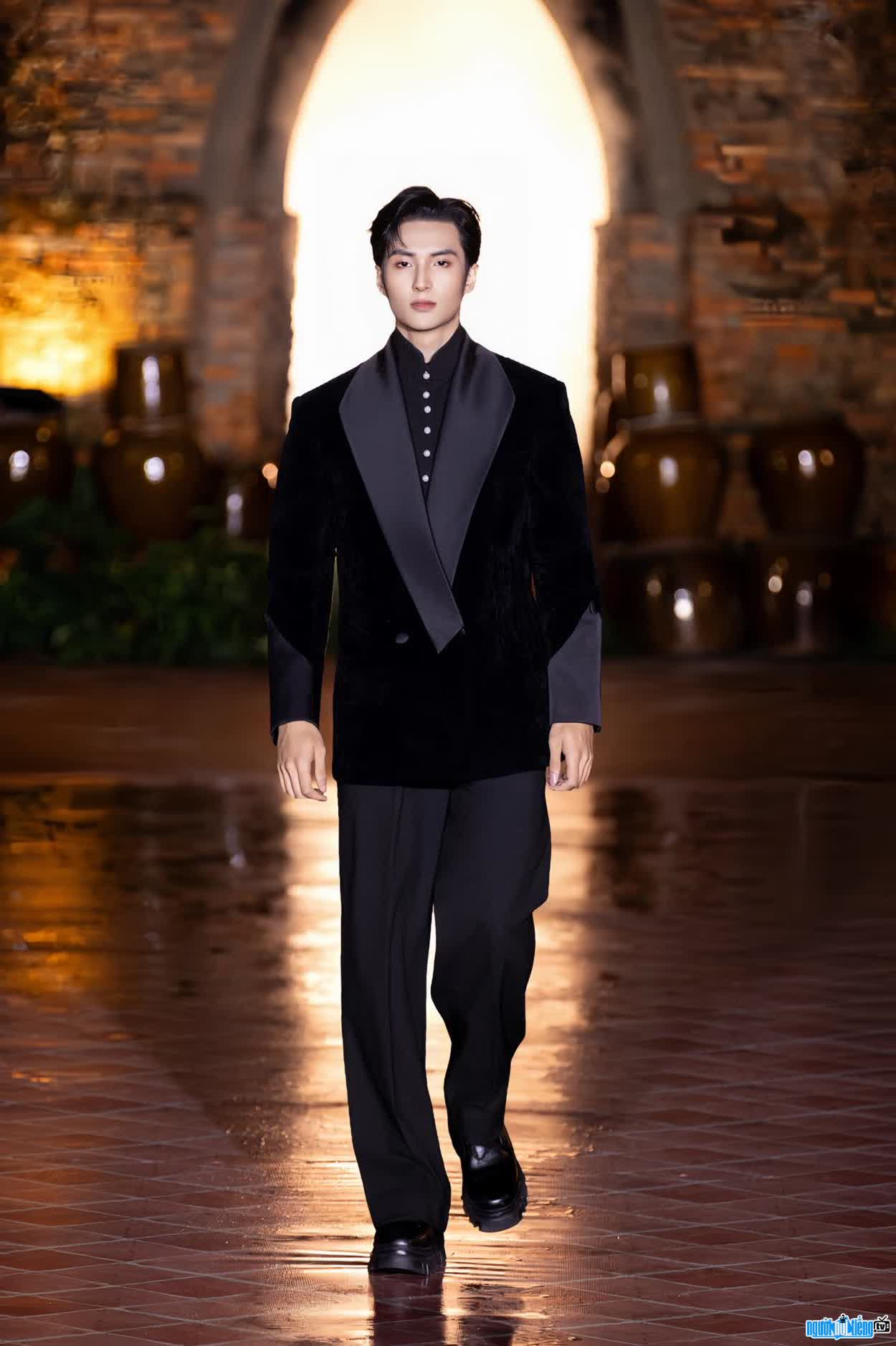 Hình ảnh Nguyễn Hàn Việt trên sàn catwalk