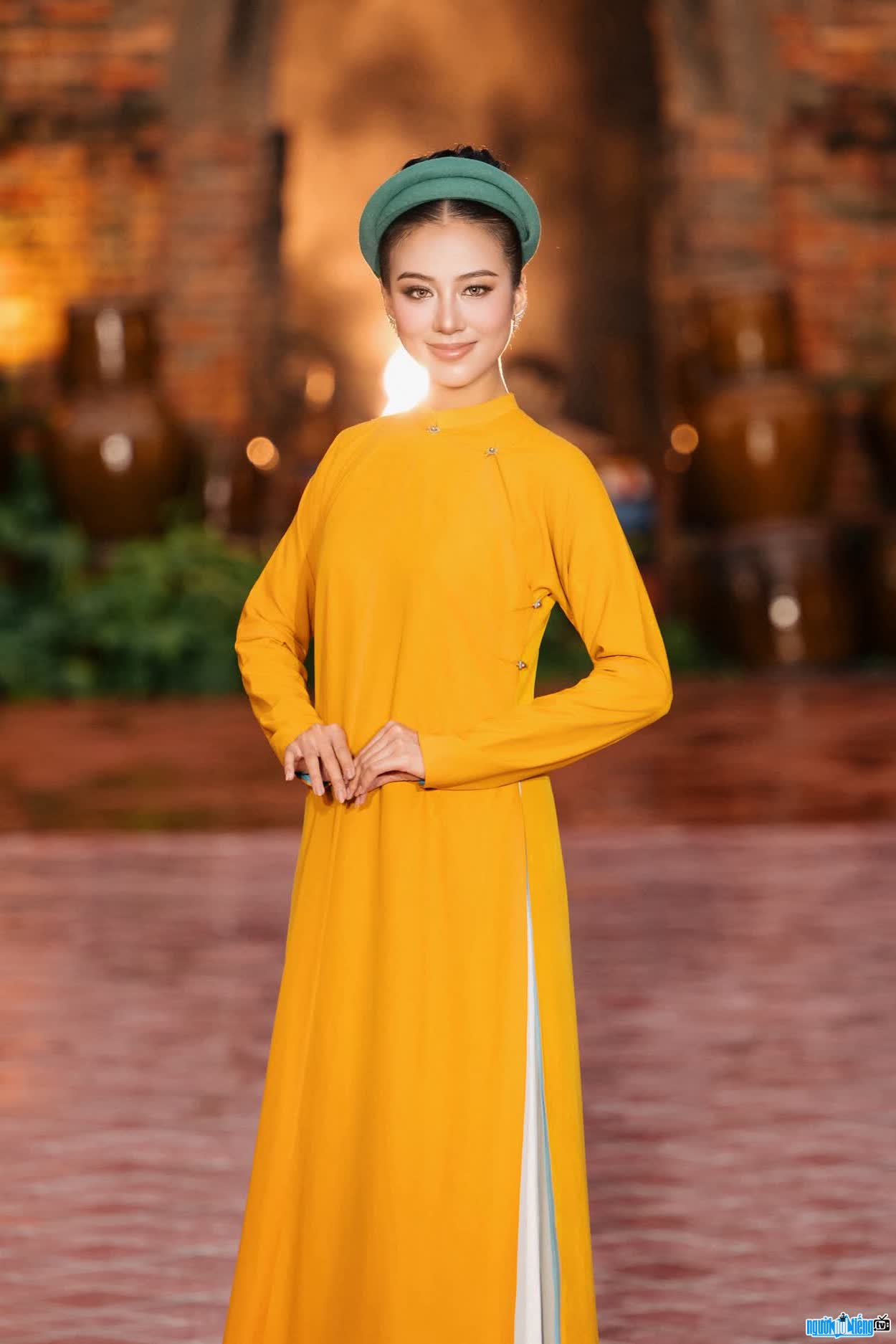Hình ảnh Lâm Thoại Linh thướt tha tà áo dài Việt