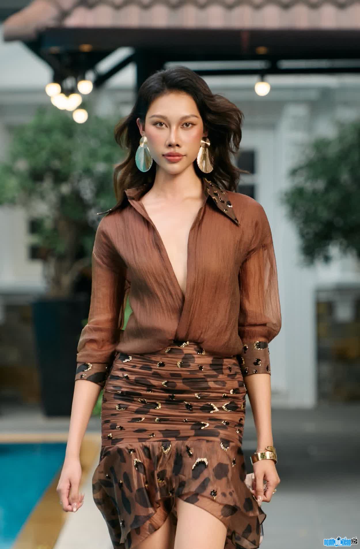 Hình ảnh Trương Thị Tuyết Mai trên sàn catwalk