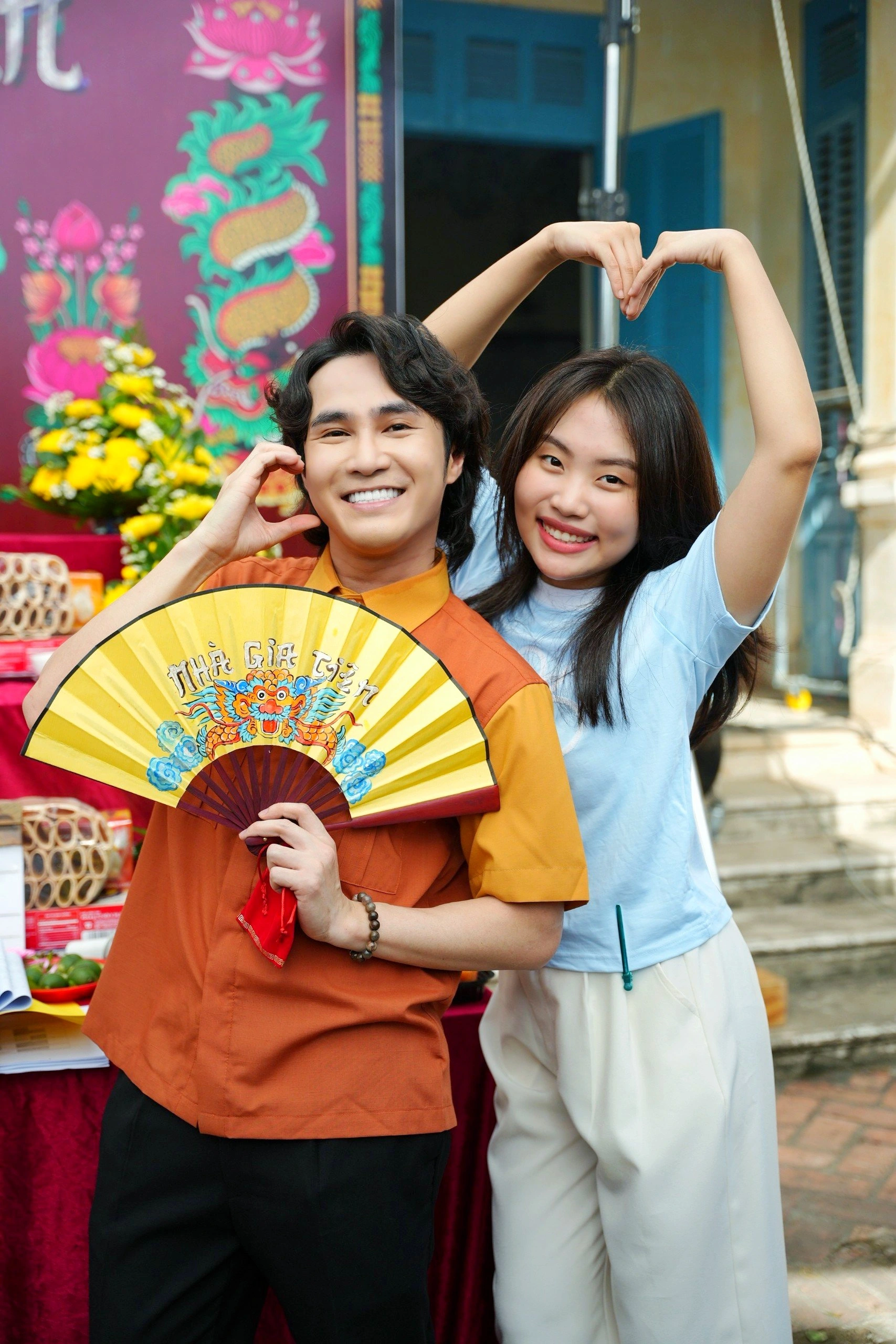 Hình ảnh cặp diên viên chính phim Nhà Gia Tiên