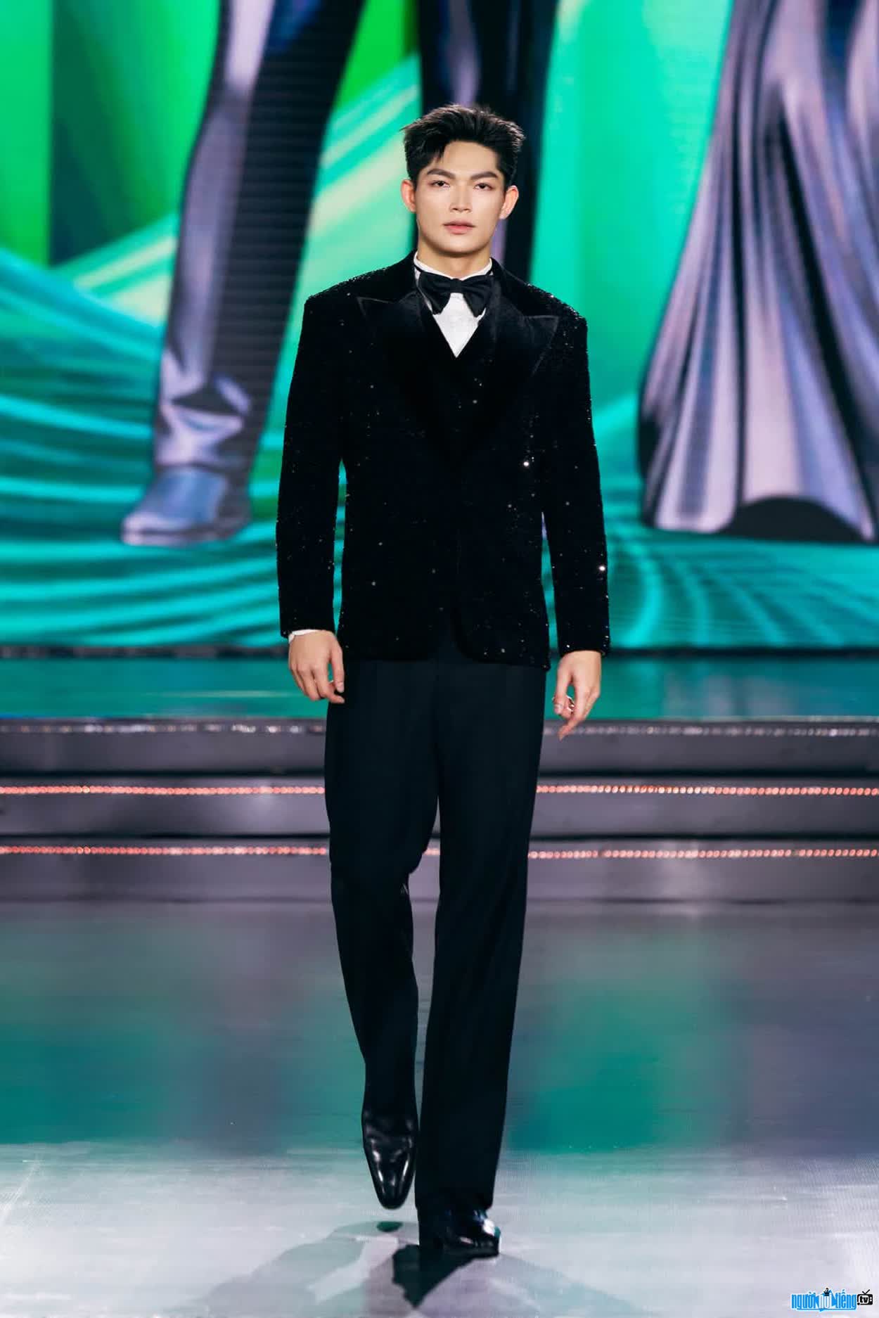 Hình ảnh Bùi Quốc Huy trên sàn catwalk