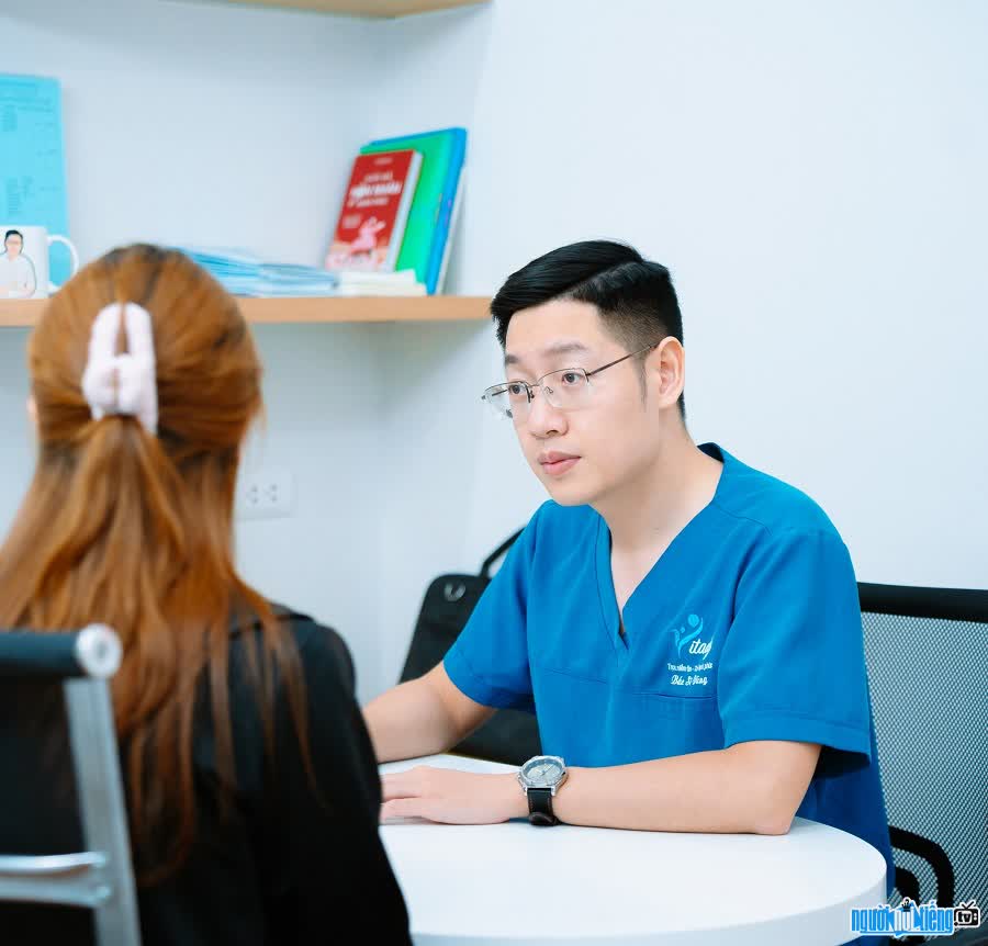 Bác sĩ Nguyễn Mạnh Dũng (Bác sĩ Dũng) khám bệnh cho bệnh nhân