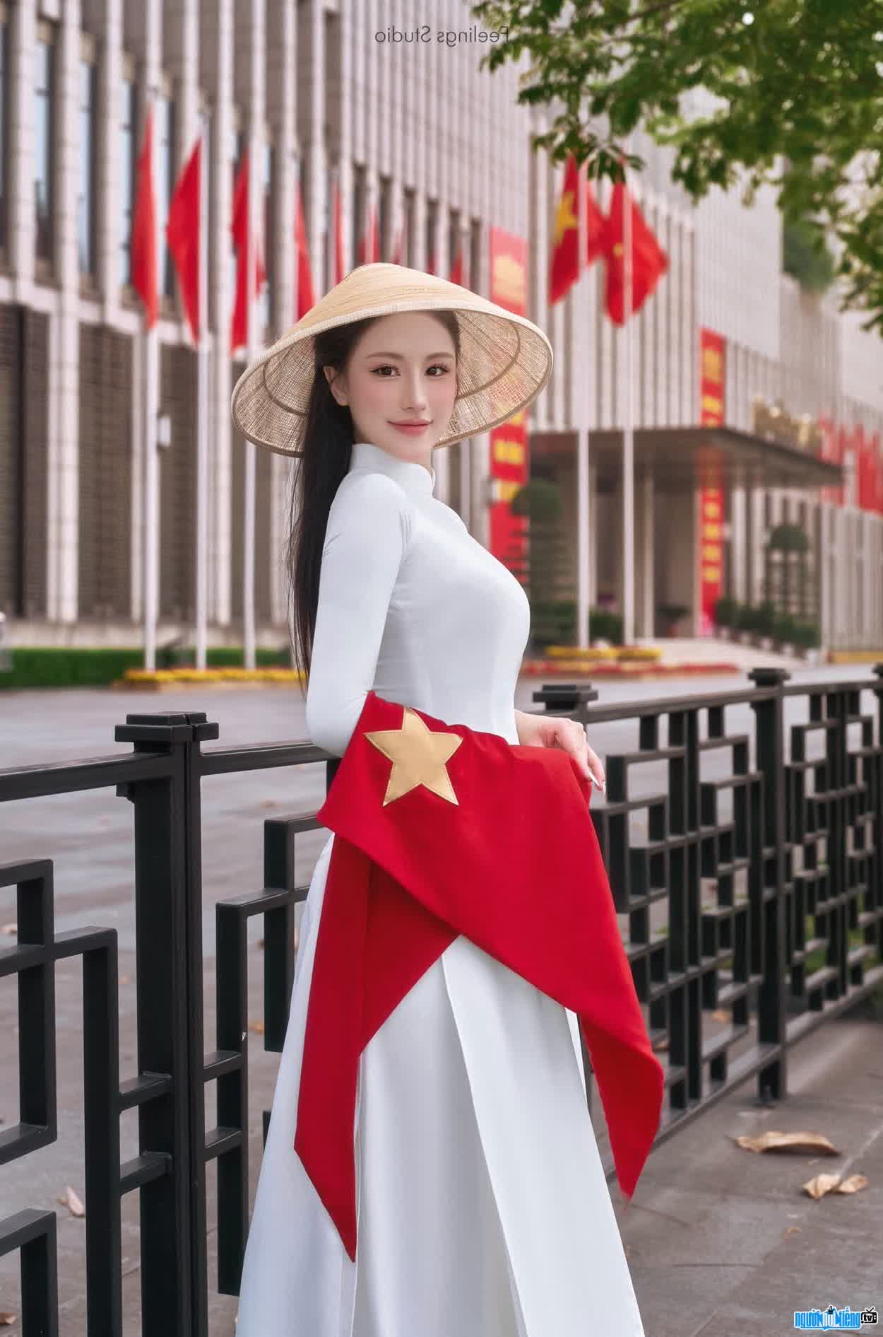 Hình ảnh Đinh Thị Phương Anh thướt tha trong tà áo dài Việt