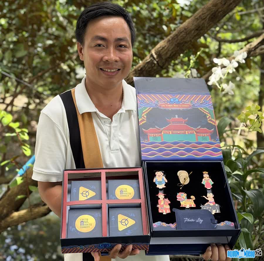 TikToker Phước Lầy nhận quà Trung thu