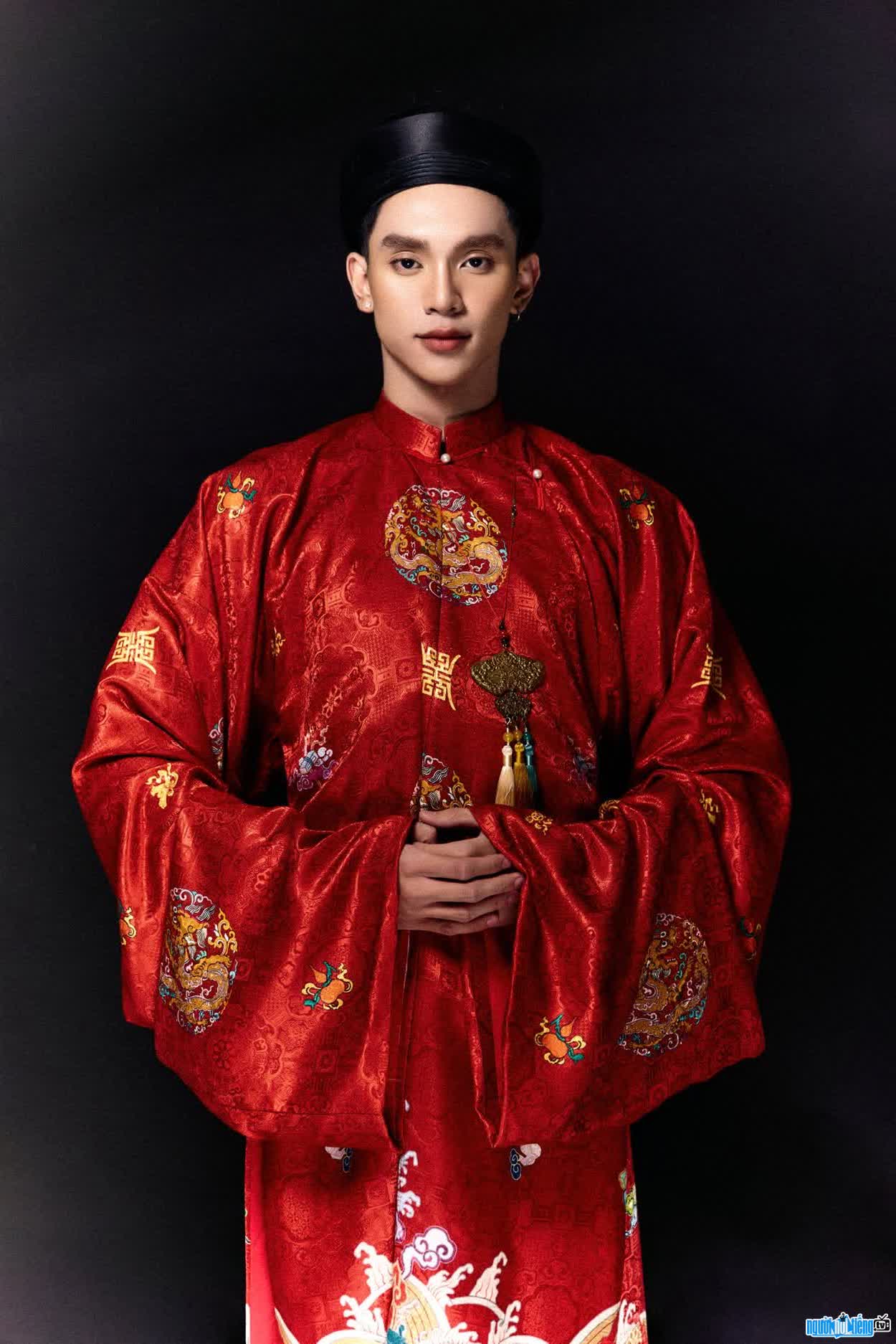 Hình ảnh Binzlala trong trang phục áo dài Việt