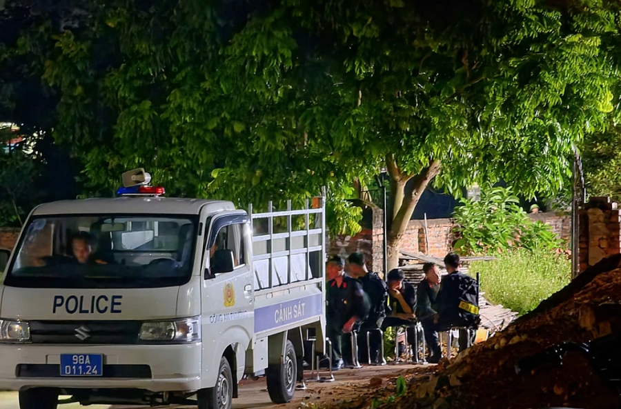 Lực lượng chức năng bảo vệ hiện trường vụ án mạng do nghi phạm Nguyễn Văn Tuyên gây ra