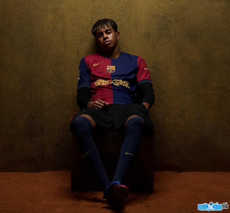 Cầu thủ Lamine Yamal thi đấu cho CLB Barcelona