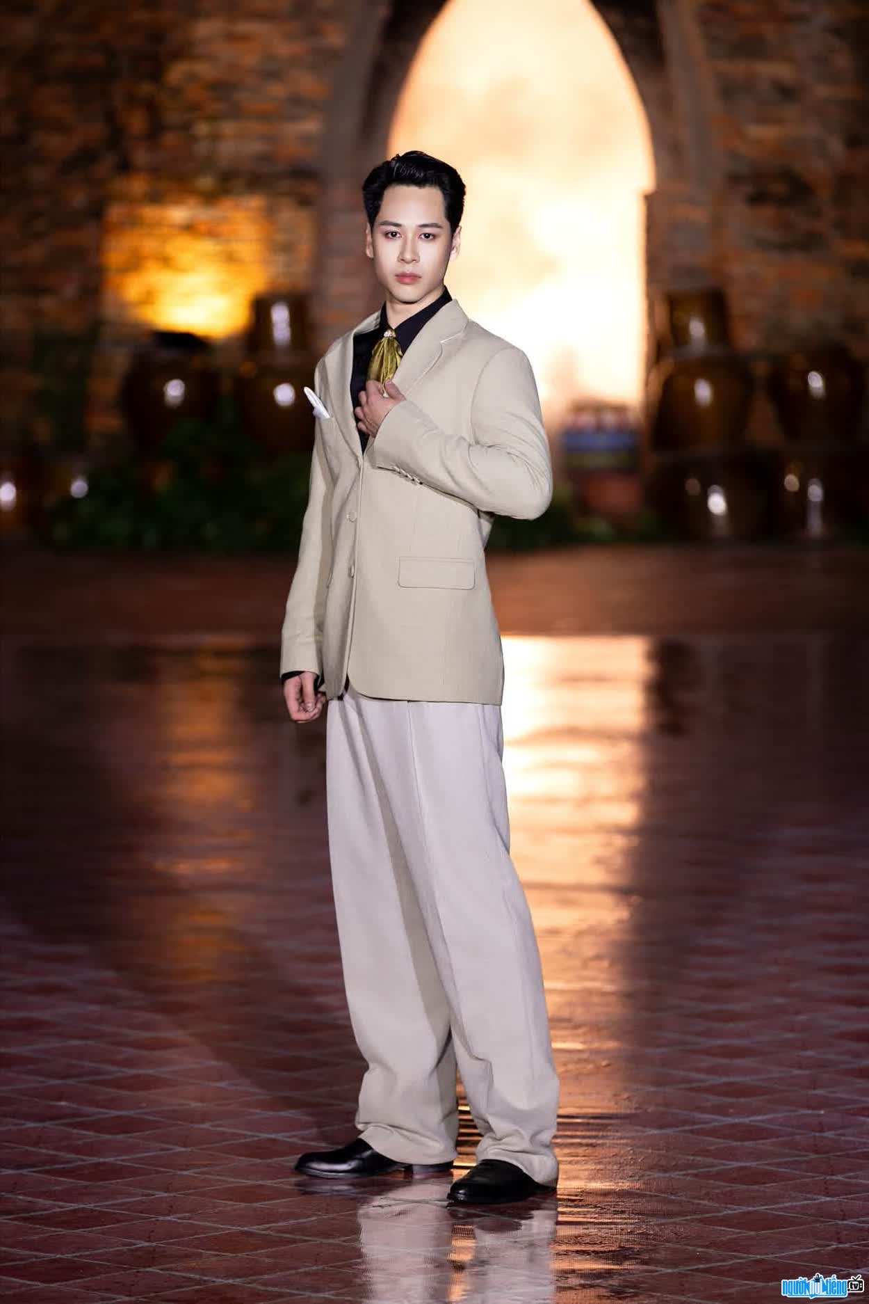 Hình ảnh Nguyễn Minh Tuấn trên sàn catwalk