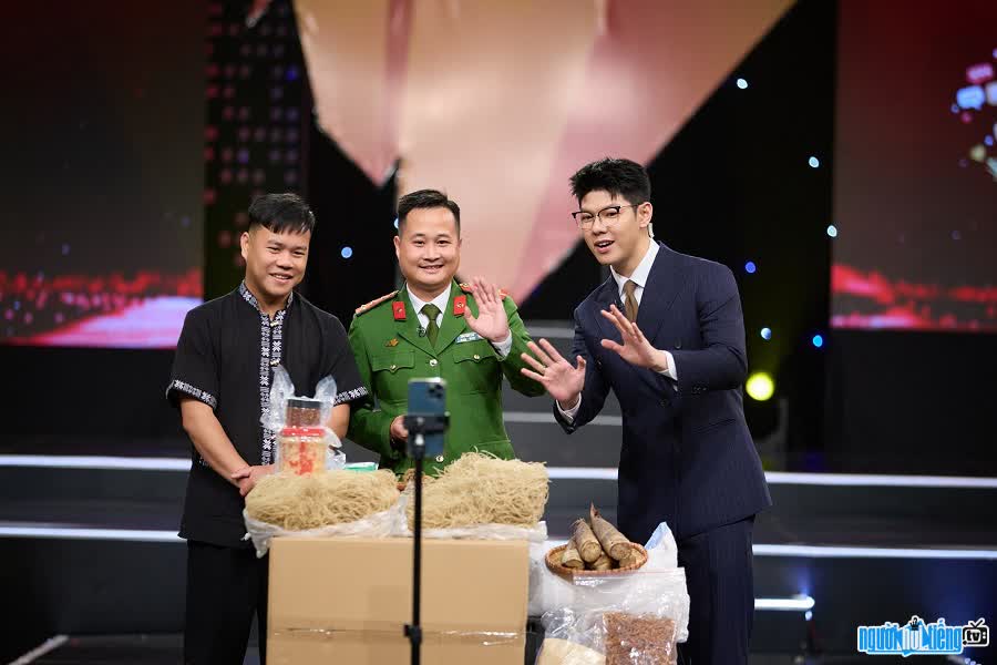 Đại úy Công an Hà Văn Đức livestream bán nông sản giúp bà con