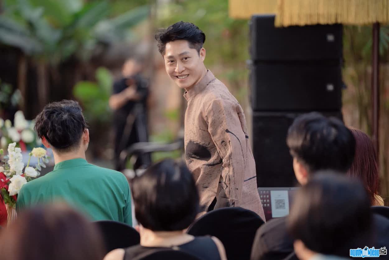 Hình ảnh nghệ sĩ Phan Lương luôn hết mình công việc