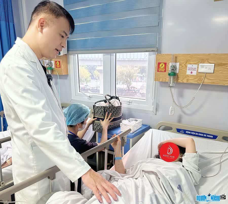 Bác sĩ Đặng Duy Nam tận tình với bệnh nhân