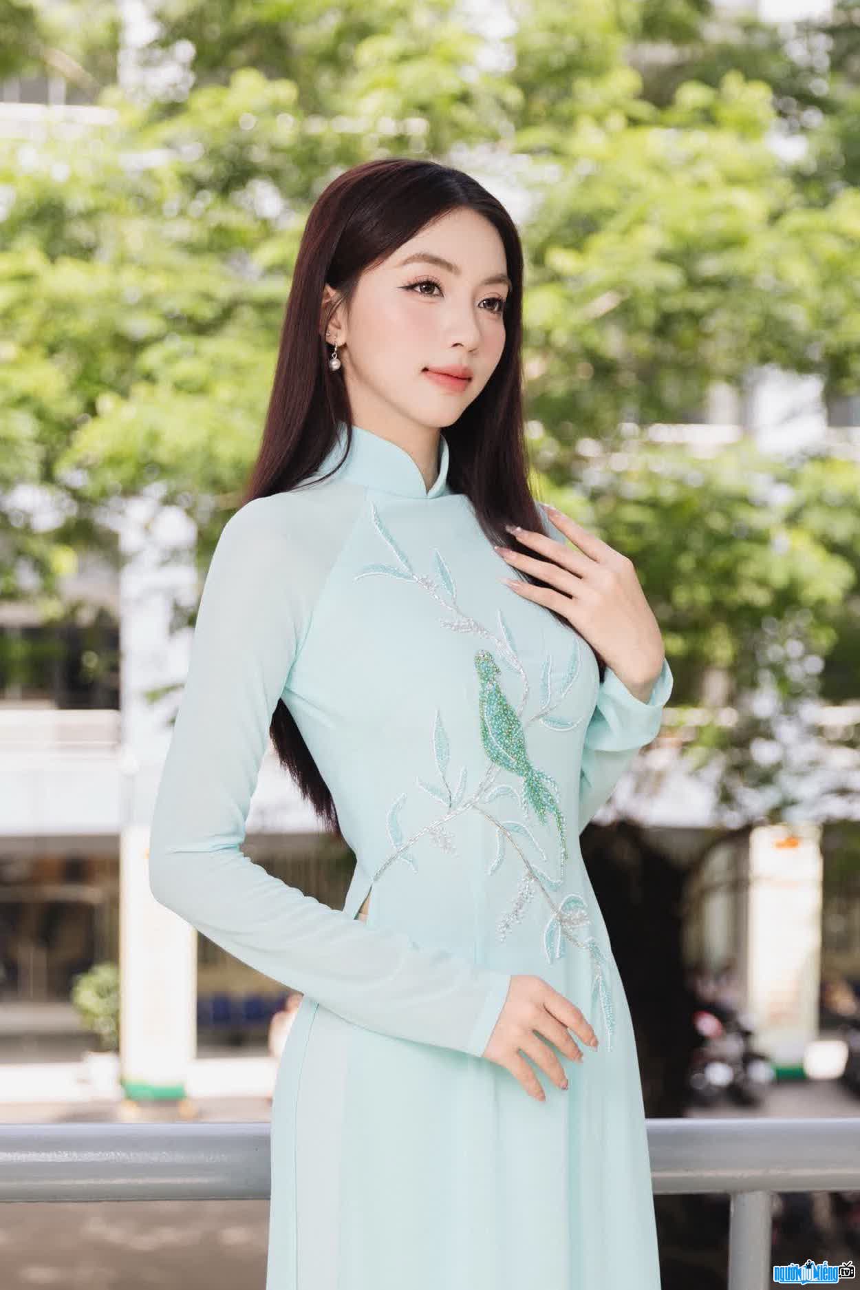 Hình ảnh Hoàng Ngọc Như duyên dáng trong tà áo dài Việt
