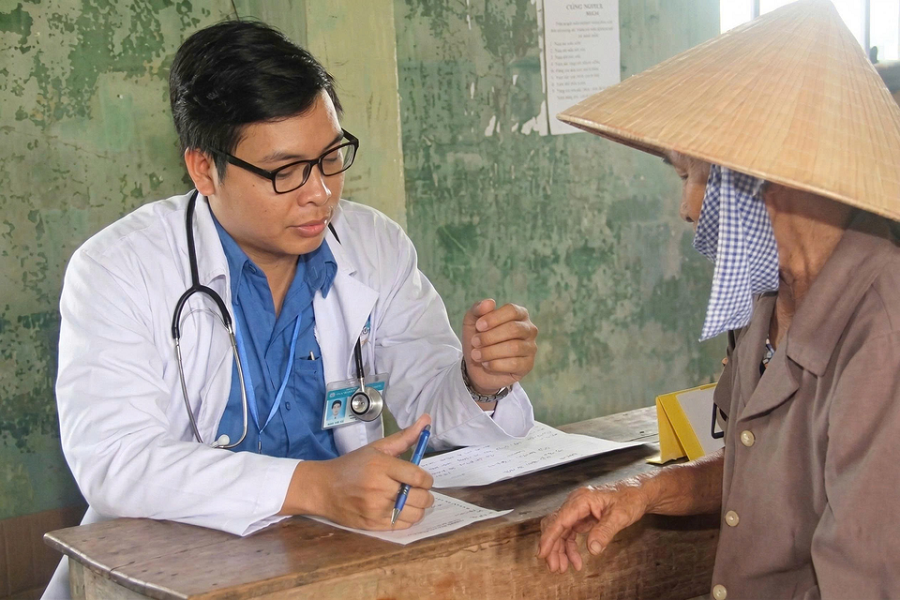 Bác sĩ Đinh Minh Trí (Bác sĩ Trí) khám bệnh cho người nghèo
