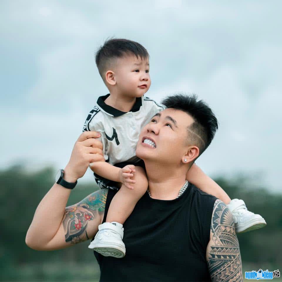Hình ảnh nhạc sĩ Lê Gia Quân cùng con trai