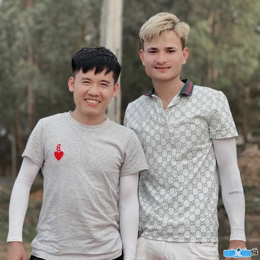 TikToker Hoa Vanh thường xuất hiện trong video thử thách của Hưng Vlog