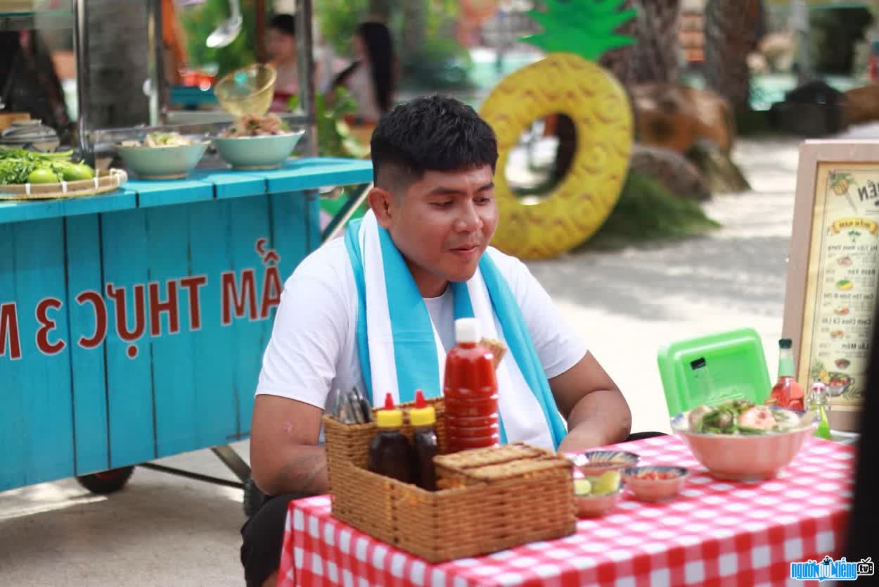 Image of rapper Tommy Teo in the new MV "Vietnamese Western Girl"