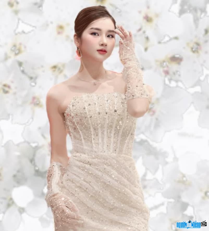 MC Lưu Phương gây ấn tượng với lối dẫn dắt duyên dáng