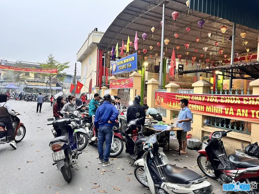Xe lòng của TikToker Cô Thanh Bán Lòng không biển hiệu nhưng tấp nập khách