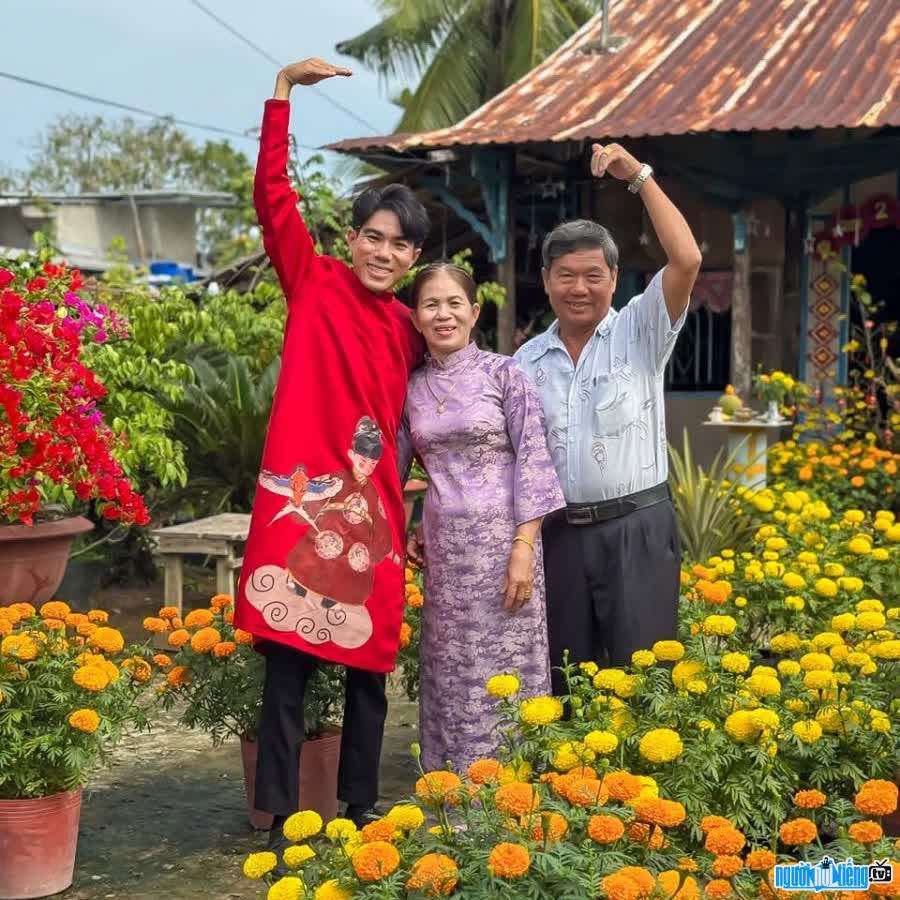 Chủ kênh TikTok Chuyện Nhà Út Tình rạng rỡ đón xuân