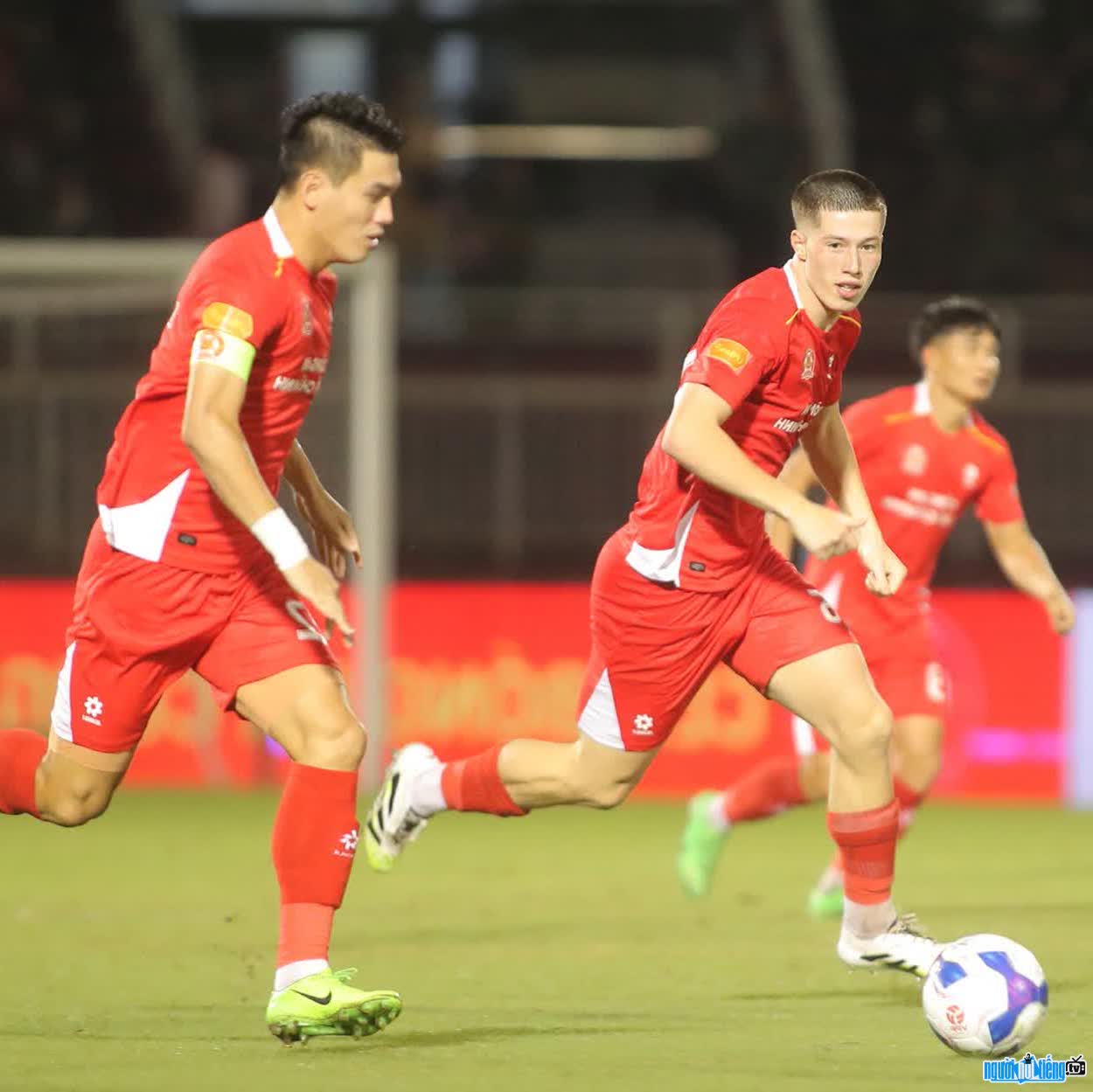 Hình ảnh Williams Minh Hoàng luôn nỗ lực giữ bóng mỗi khi ra sân