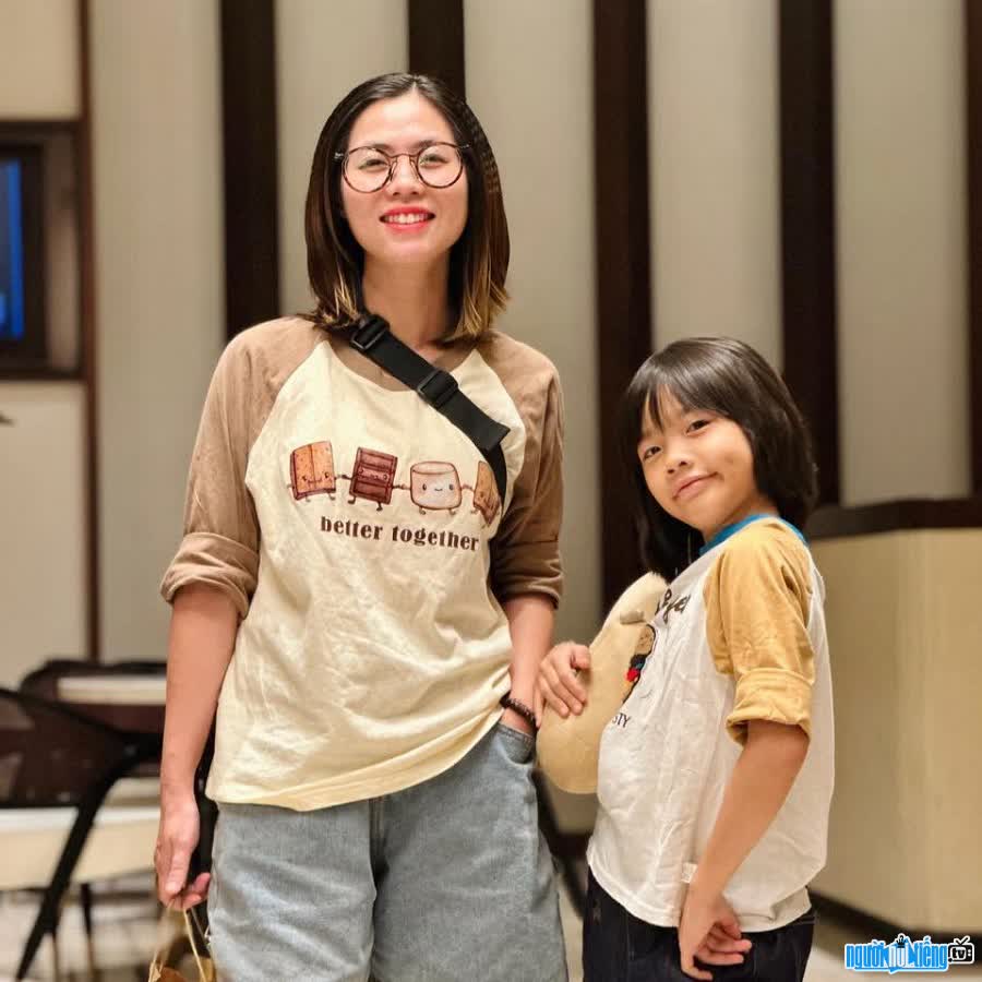 Hot mom Nguyễn Thanh Tịnh và bé Chloe Bạch Dương truyền cảm hứng học tiếng Anh