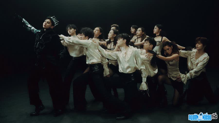 Nhóm nhảy Oh Dance Team trong tiết mục biểu diễn của ca sĩ Jun Phạm