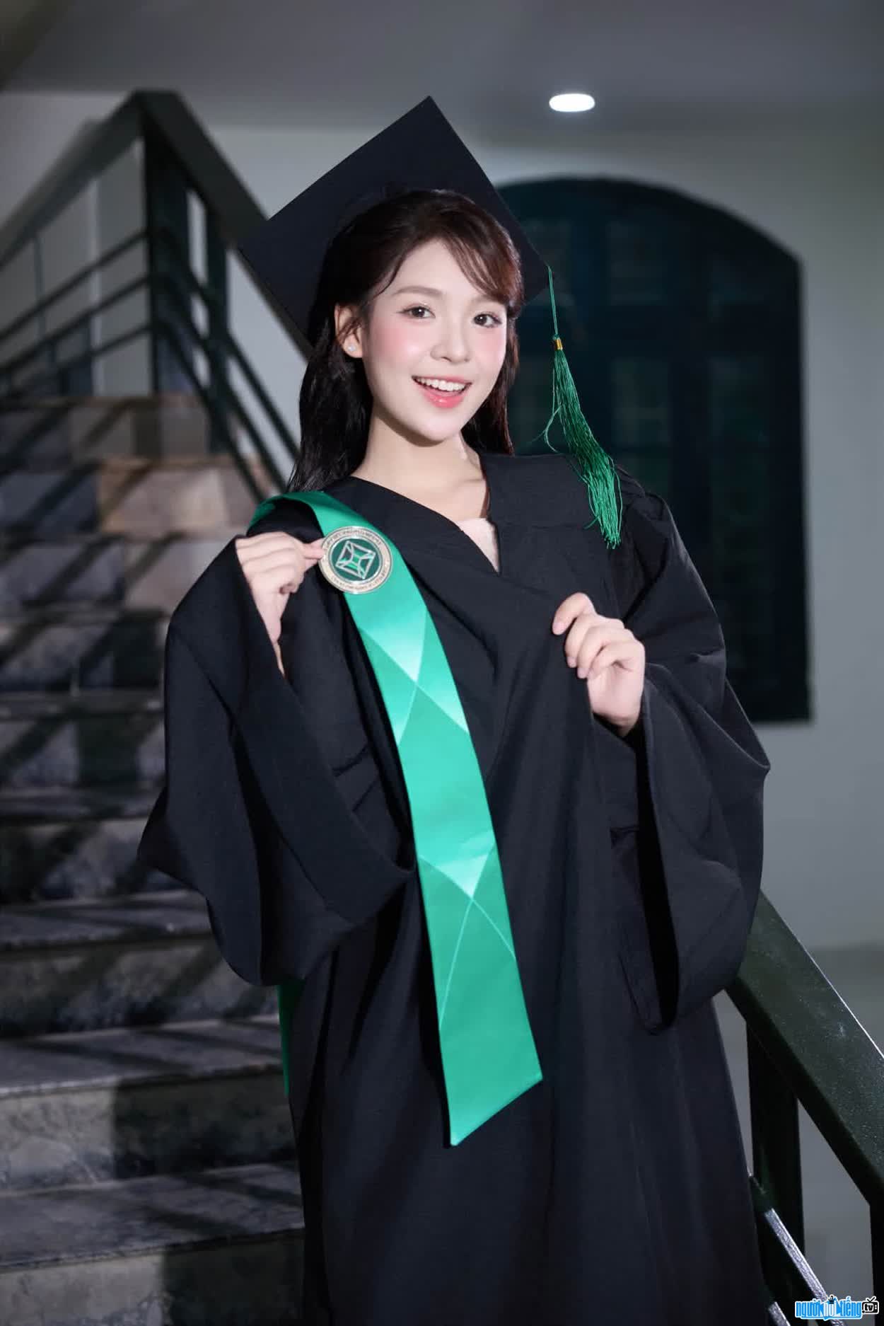 Hình ảnh Lê Lưu Ly trong ngày tốt nghiệp