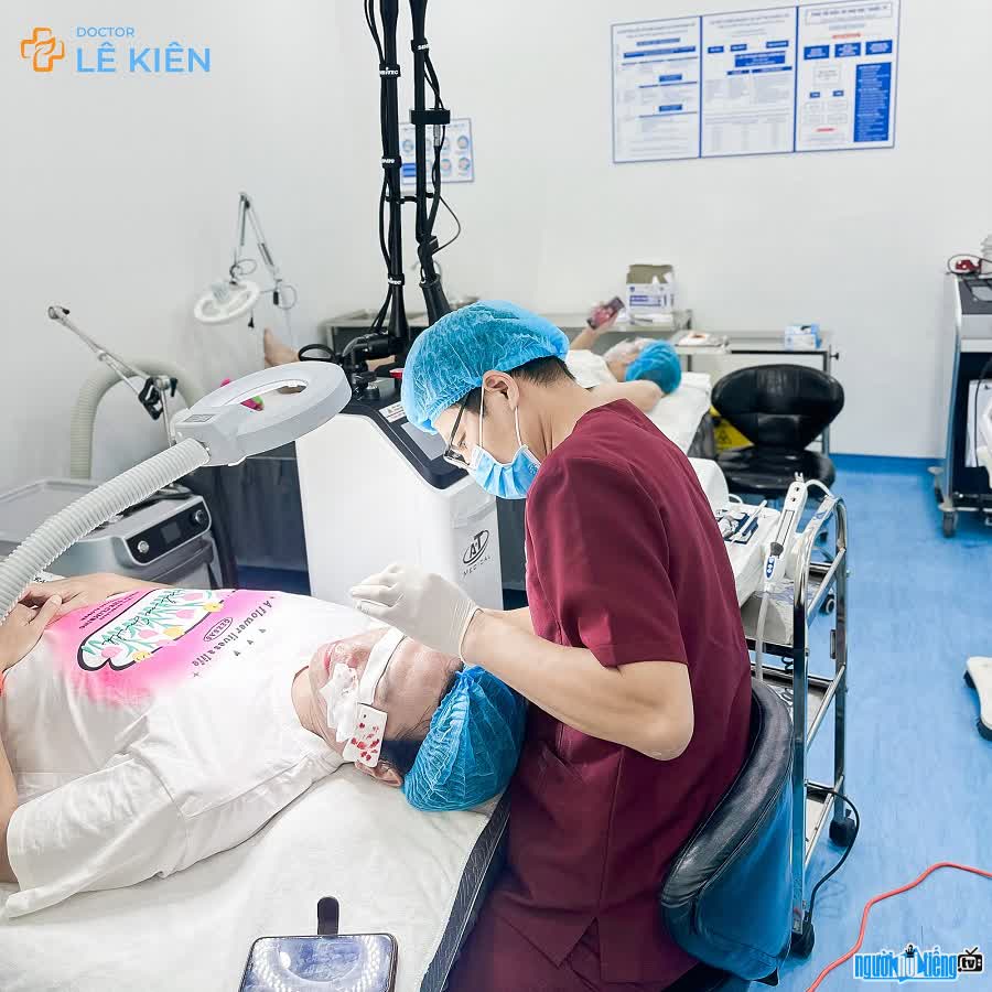 Bác sĩ Lê Kiên điều trị cho bệnh nhân