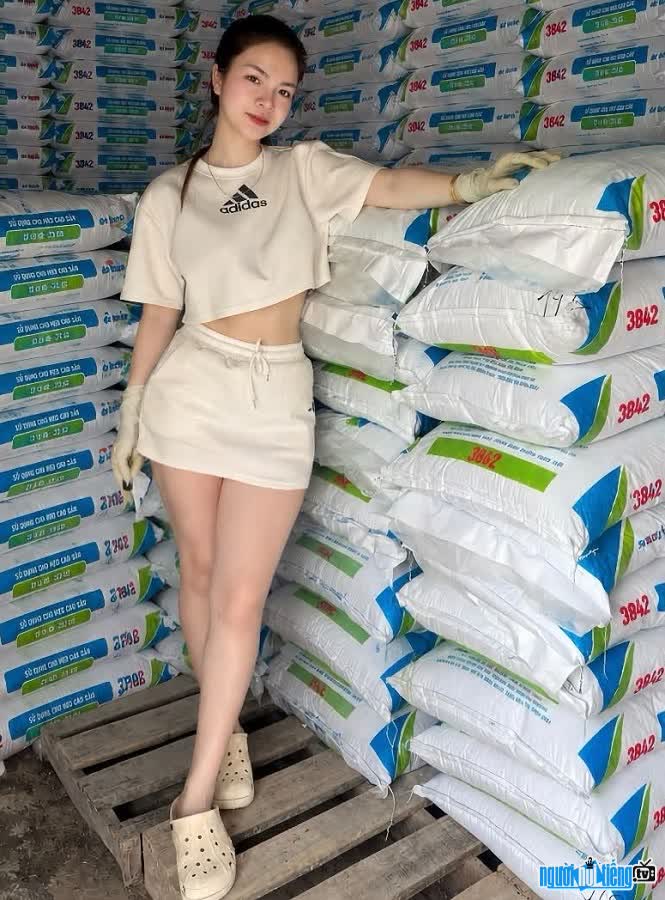 TiKToker Em Chinh Raising Pigs prepares feed for pigs