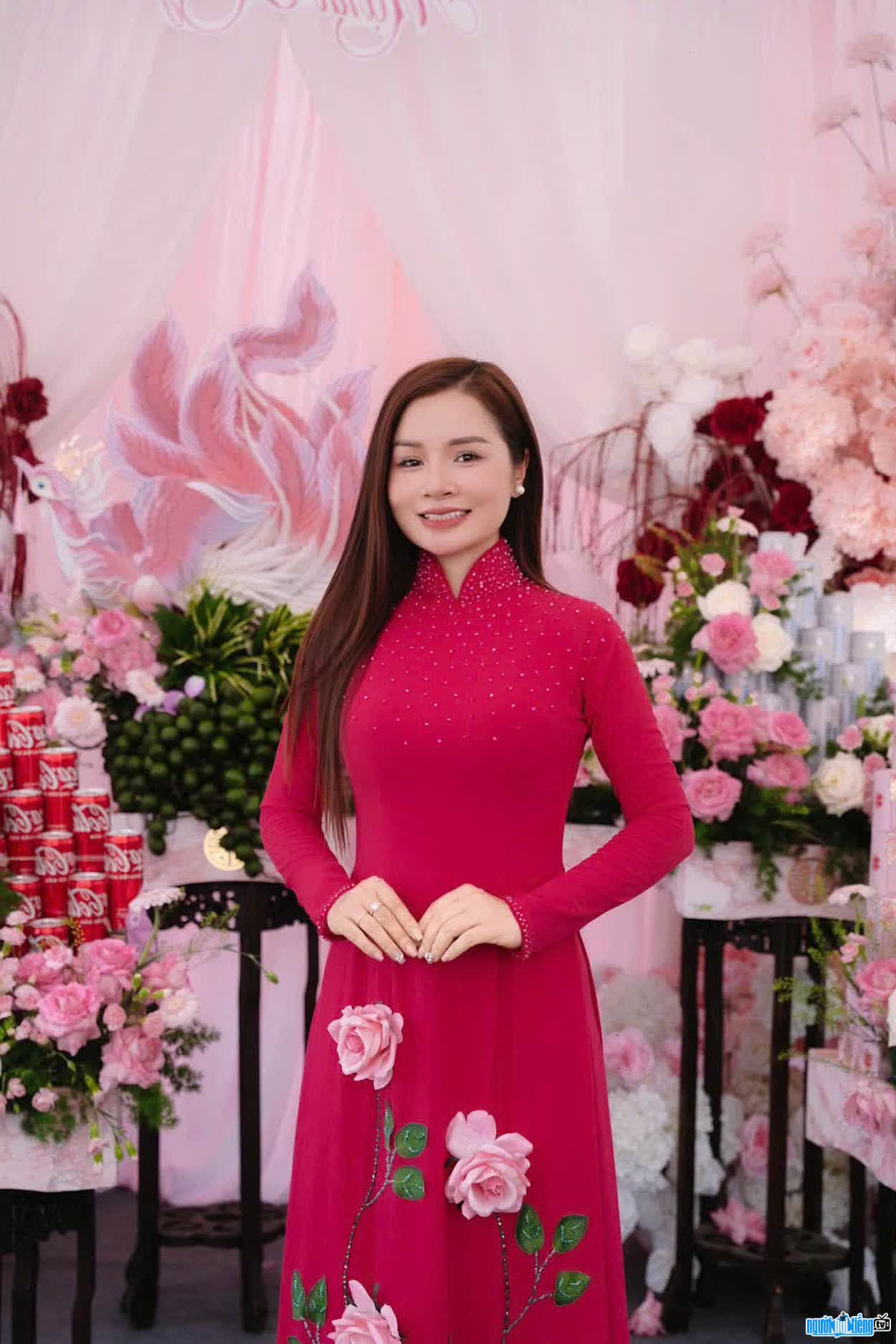 Hình ảnh Hoàng Thị Thanh Tuyền thướt tha trong tà áo dài Việt