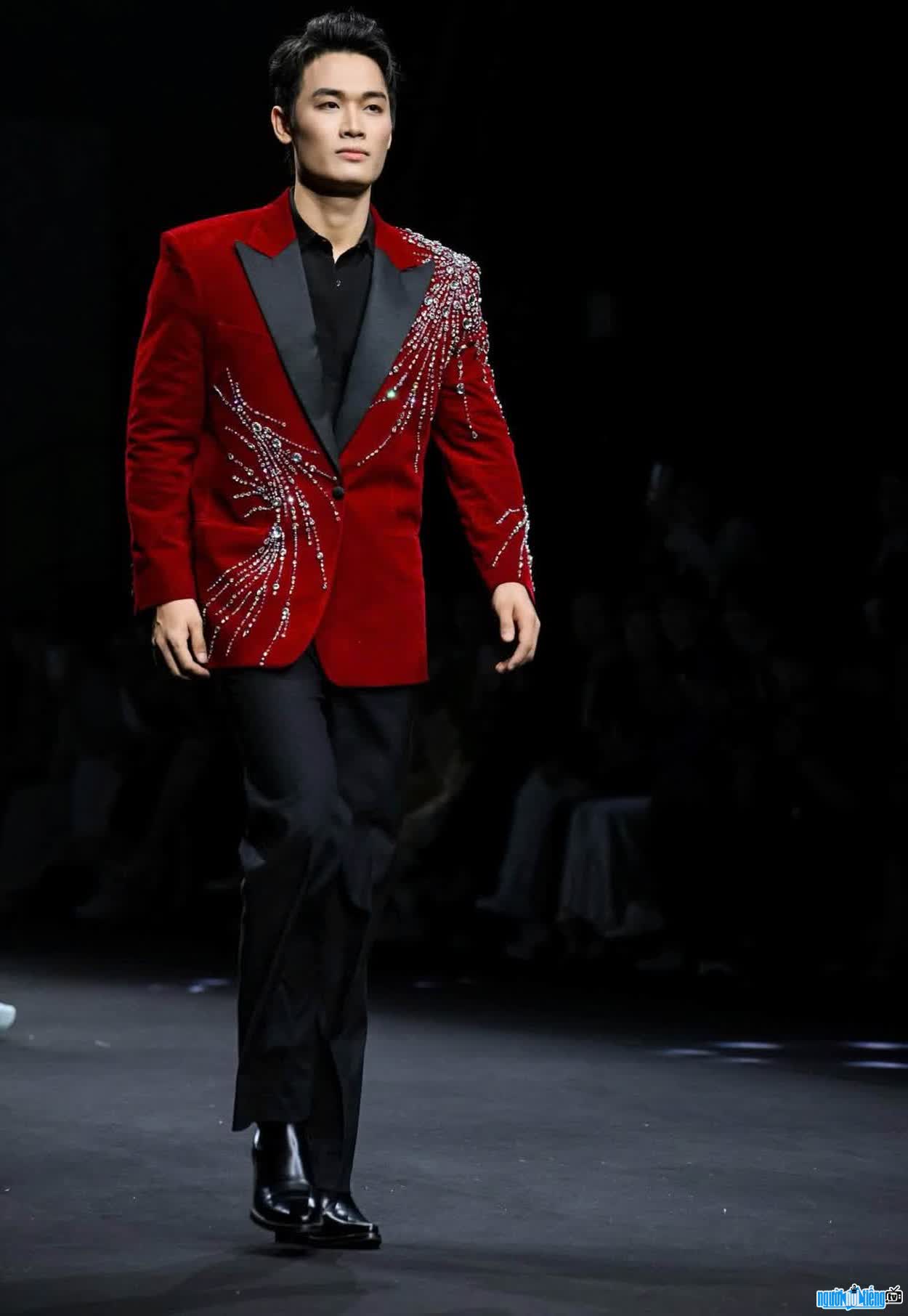 Hinh anh Tran Tien Dung tren san catwalk