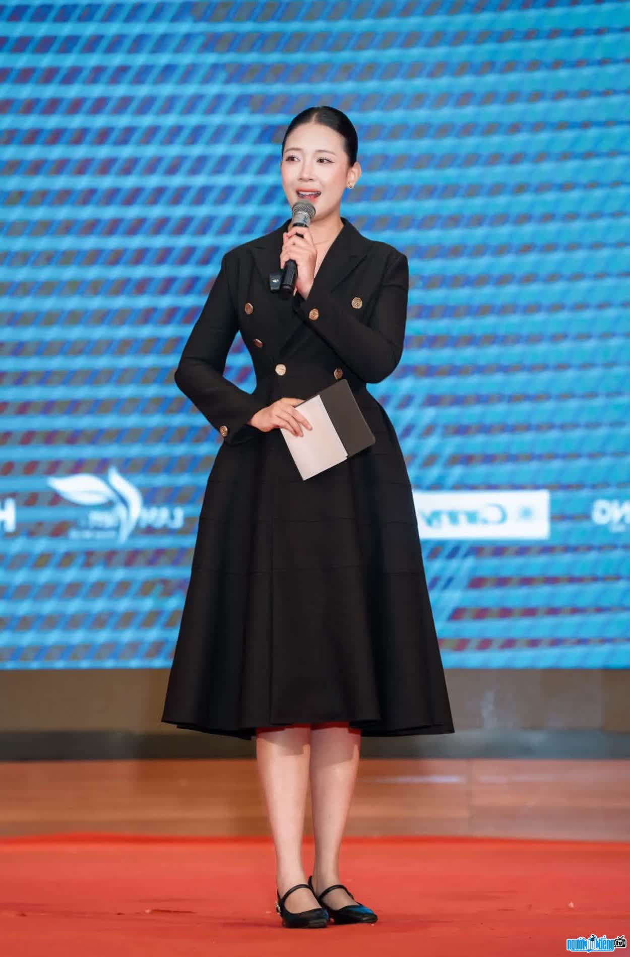 Hinh anh Hoa Dan voi vai tro MC