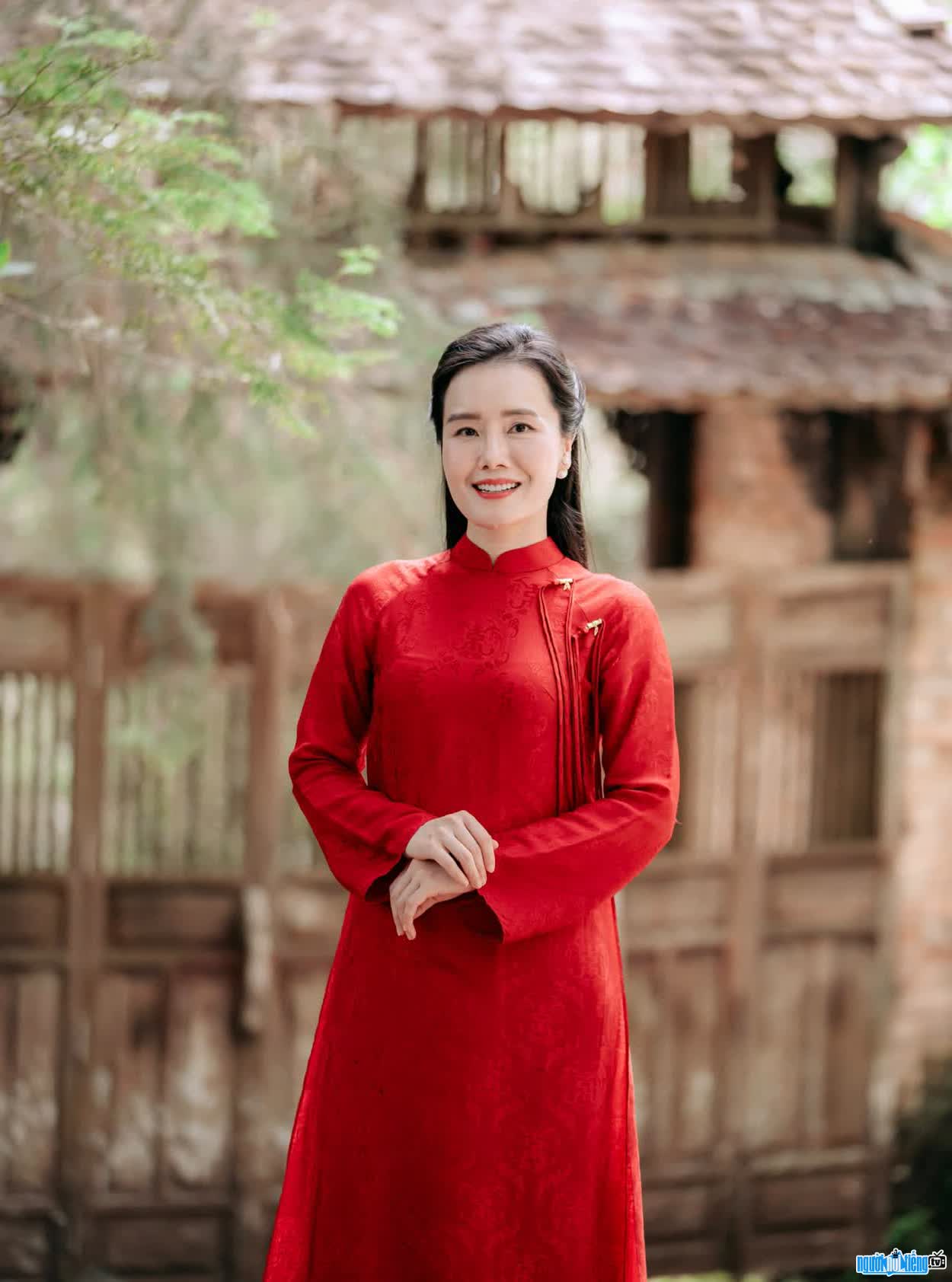 Hình ảnh Ruby Nguyễn duyên dáng trong tà áo dài