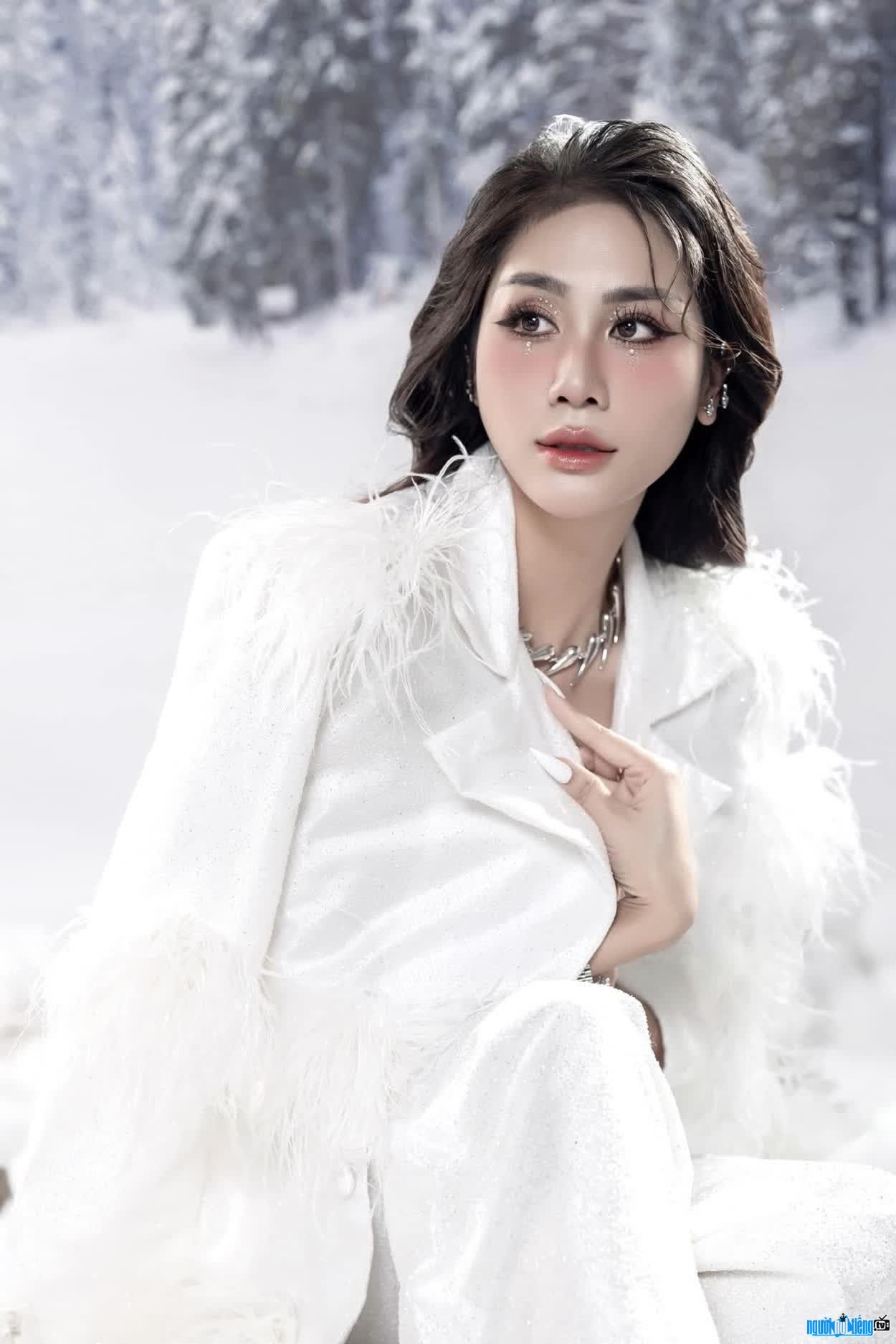 Images of beautiful and talented Hoang Hanh