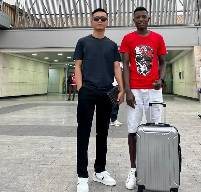 Youtuber Lindo là một trong những người đầu tiên đồng hành cùng Quang Linh Vlogs