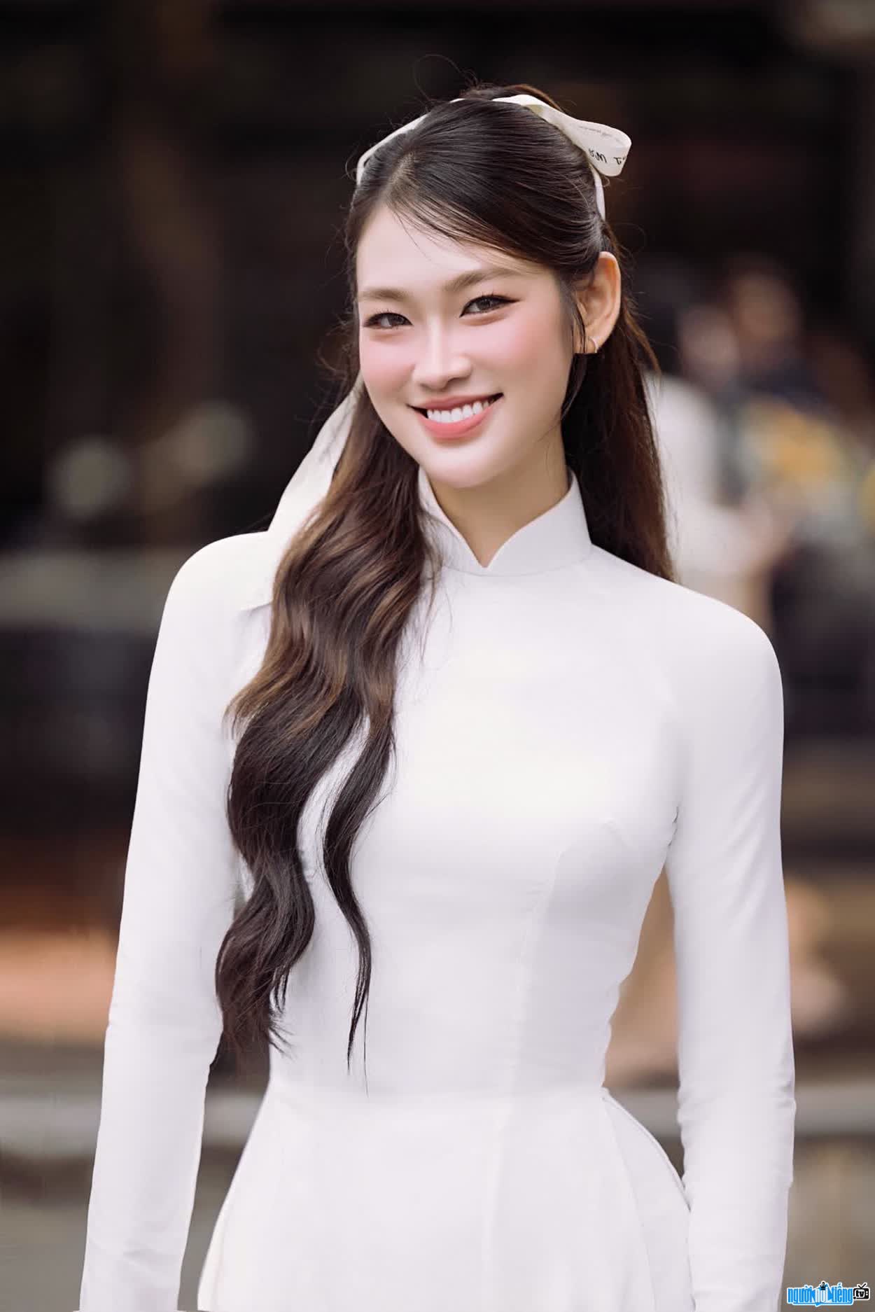 Image of beautiful Nguyen Phuong Linh in Vietnamese Ao Dai