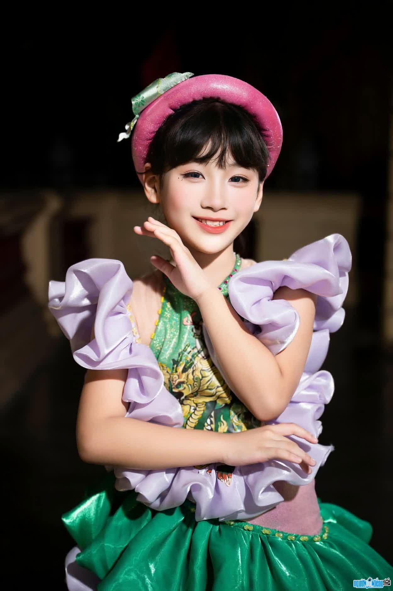 Hình ảnh diễn viên nhí Trương Vũ Hà Vy đa tài đa nghệ