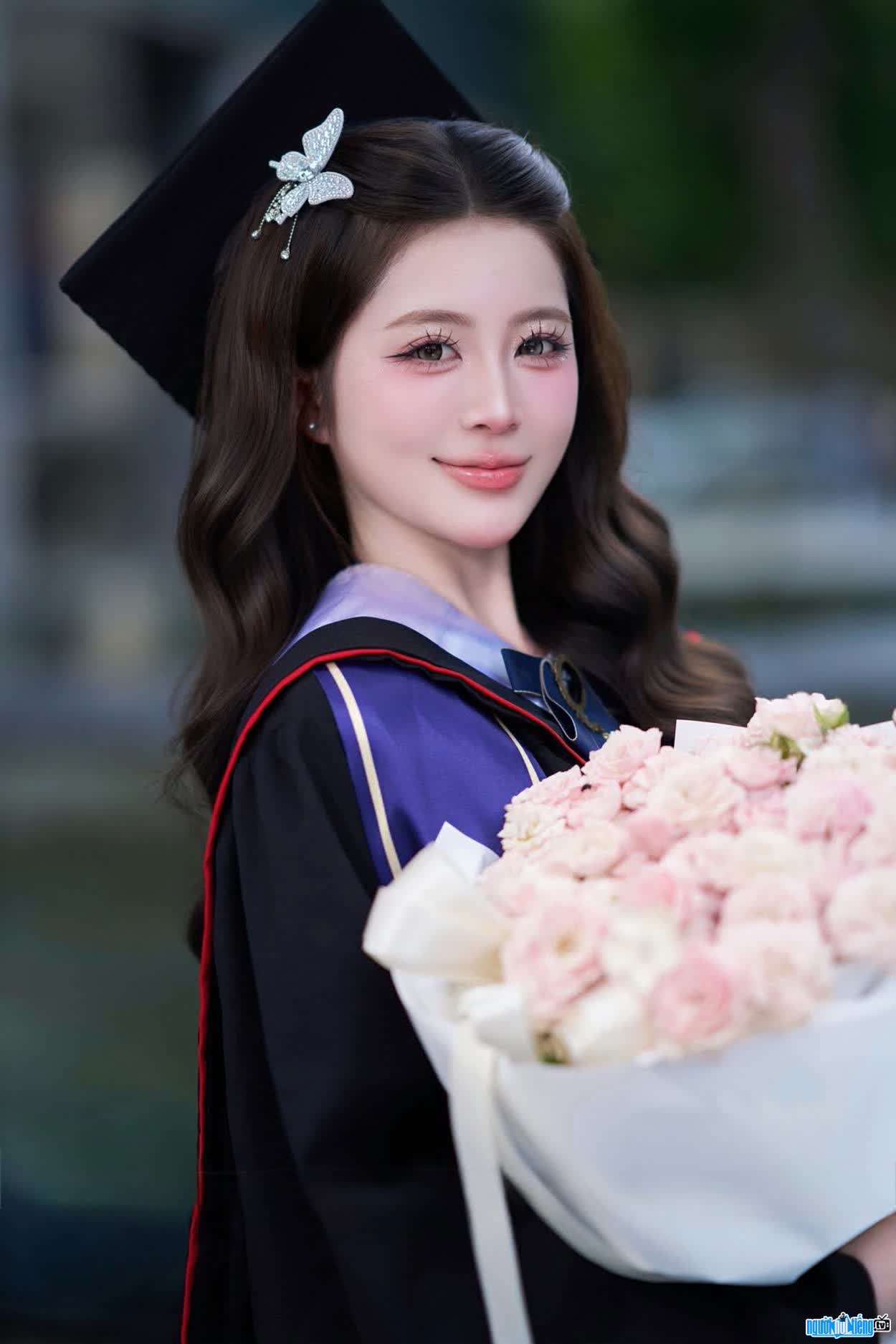 Hình ảnh Đỗ Thùy Trang trong buổi lễ tốt nghiệp